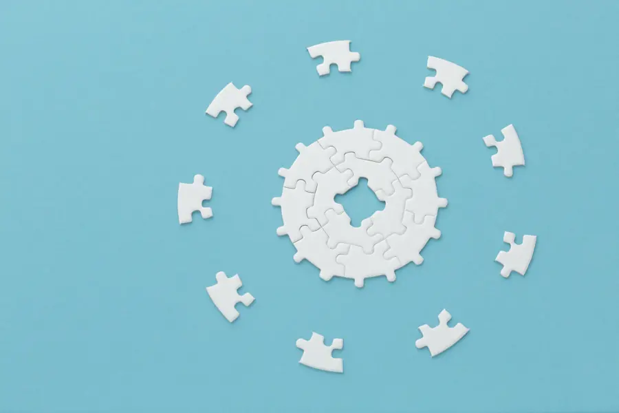 Puzzelstukjes In Cirkelvorm Op Blauwe Achtergrond.